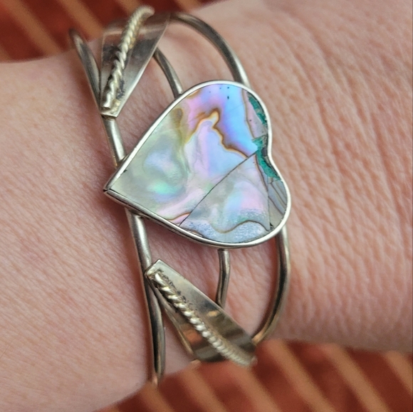Jewelry - Vintage Heart Abalone Bracelet